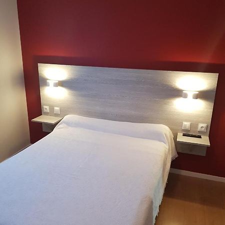 Hotel Restaurant Le Bourgneuf Morlaas Екстериор снимка