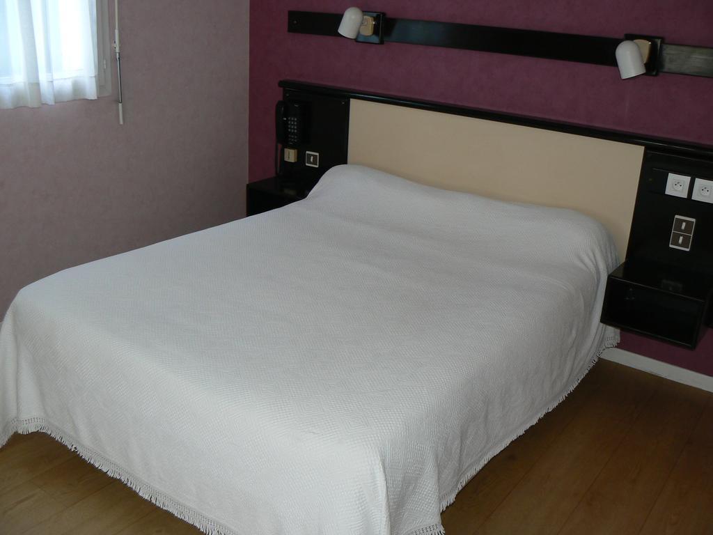 Hotel Restaurant Le Bourgneuf Morlaas Екстериор снимка