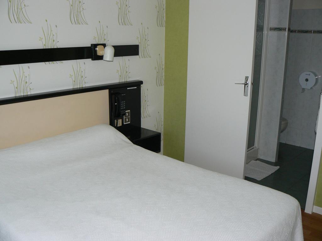 Hotel Restaurant Le Bourgneuf Morlaas Екстериор снимка